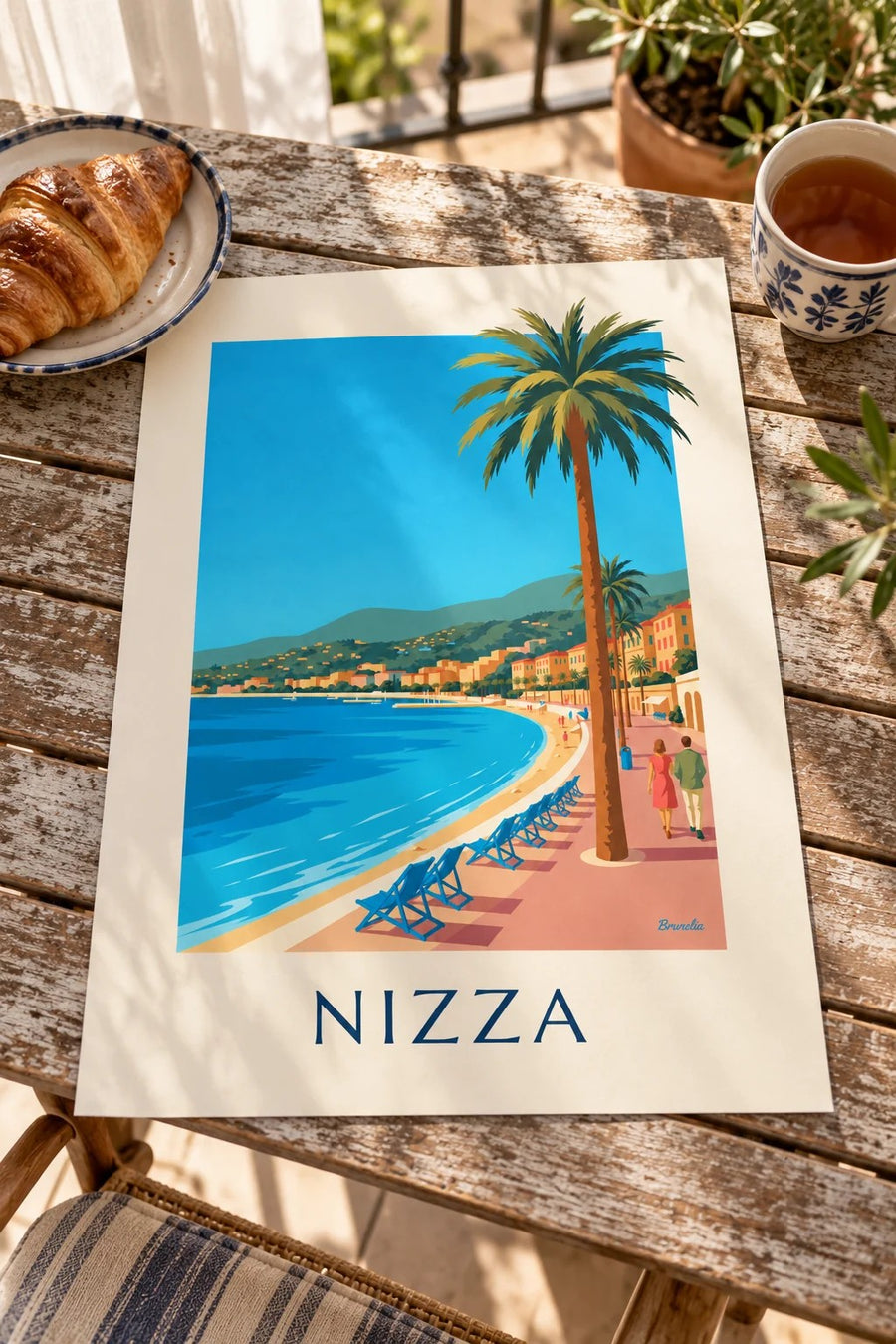 Poster Promenade des Anglais e Baia degli Angeli a Nizza: appoggiato su un tavolo