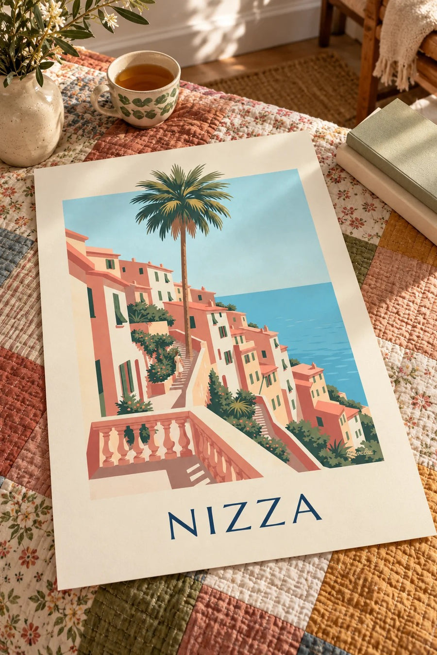 Poster case ocra e mare azzurro sulle colline di Nizza: appoggiato su un tavolo
