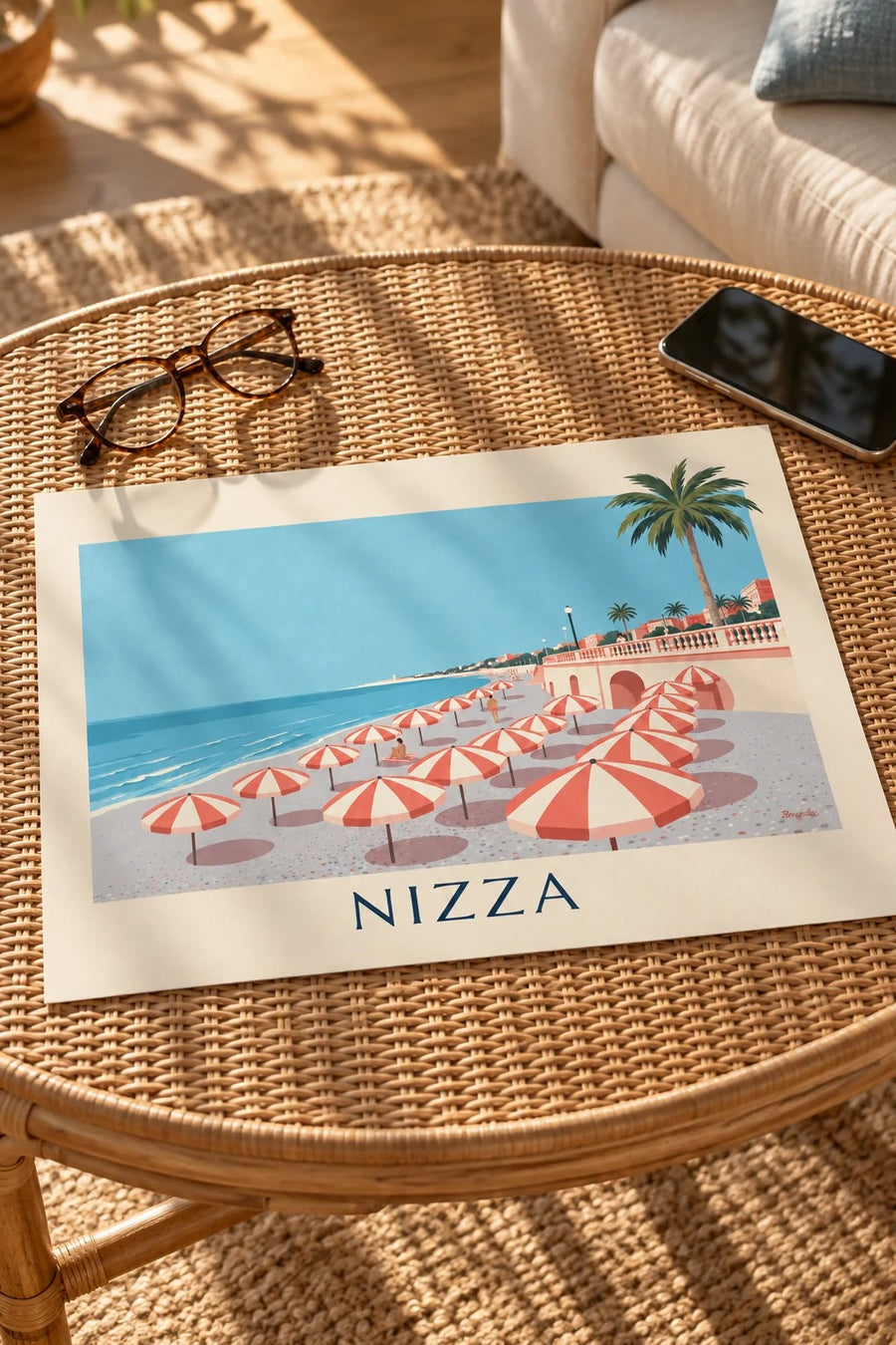 Poster ombrelloni a righe sulla spiaggia di Nizza, Baia degli Angeli: appoggiato su un tavolo