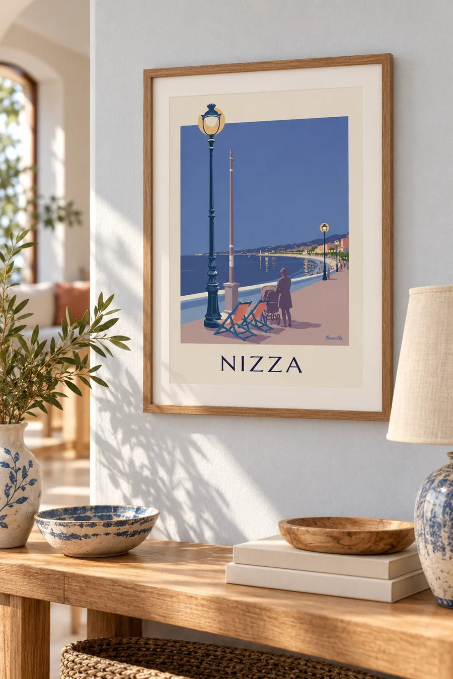 Poster sdraio e lampione di fronte alla Baia degli Angeli di sera: formato piccolo A4 con cornice