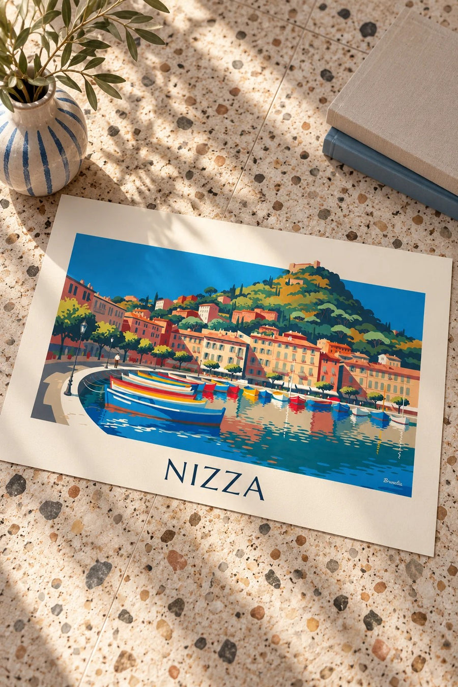 Poster porto Lympia e collina del Castello a Nizza: appoggiato su un tavolo