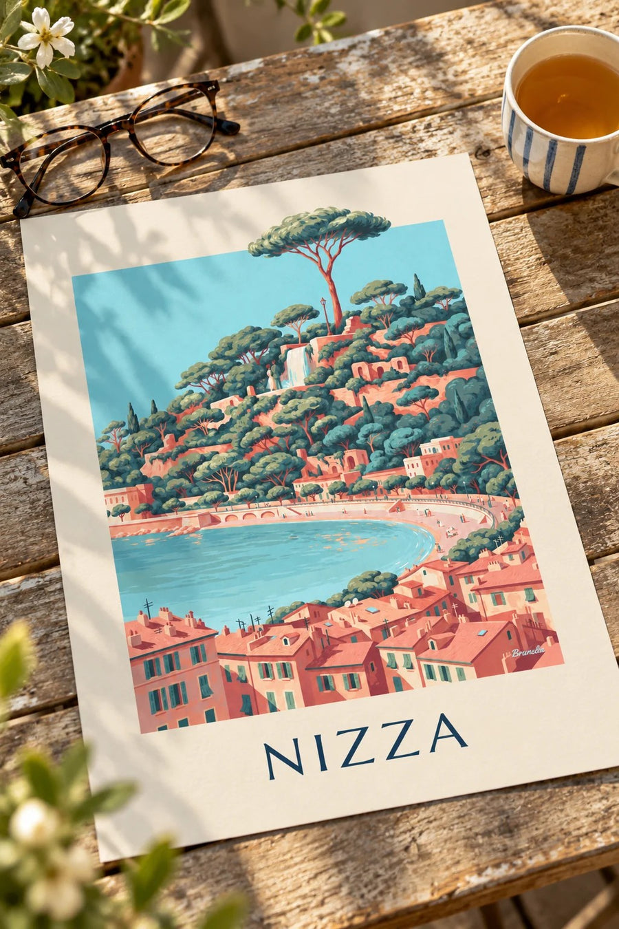 Poster cascata della collina del Castello e Baia degli Angeli a Nizza: appoggiato su un tavolo