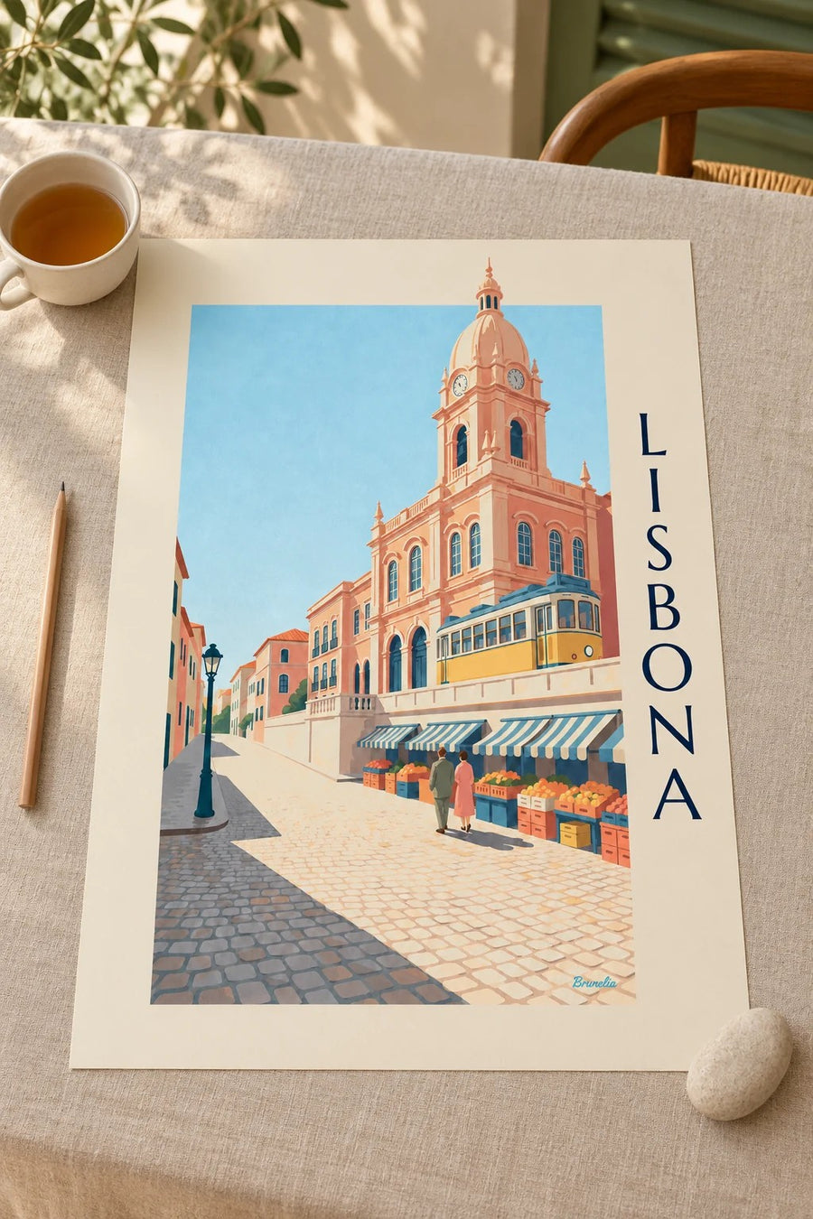 Poster mercato della Ribeira a Lisbona e tram giallo: appoggiato su un tavolo