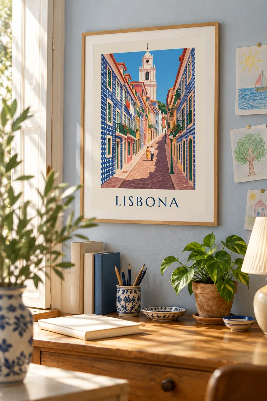 Poster vicolo di Lisbona con facciate di azulejos: incorniciato alla parete