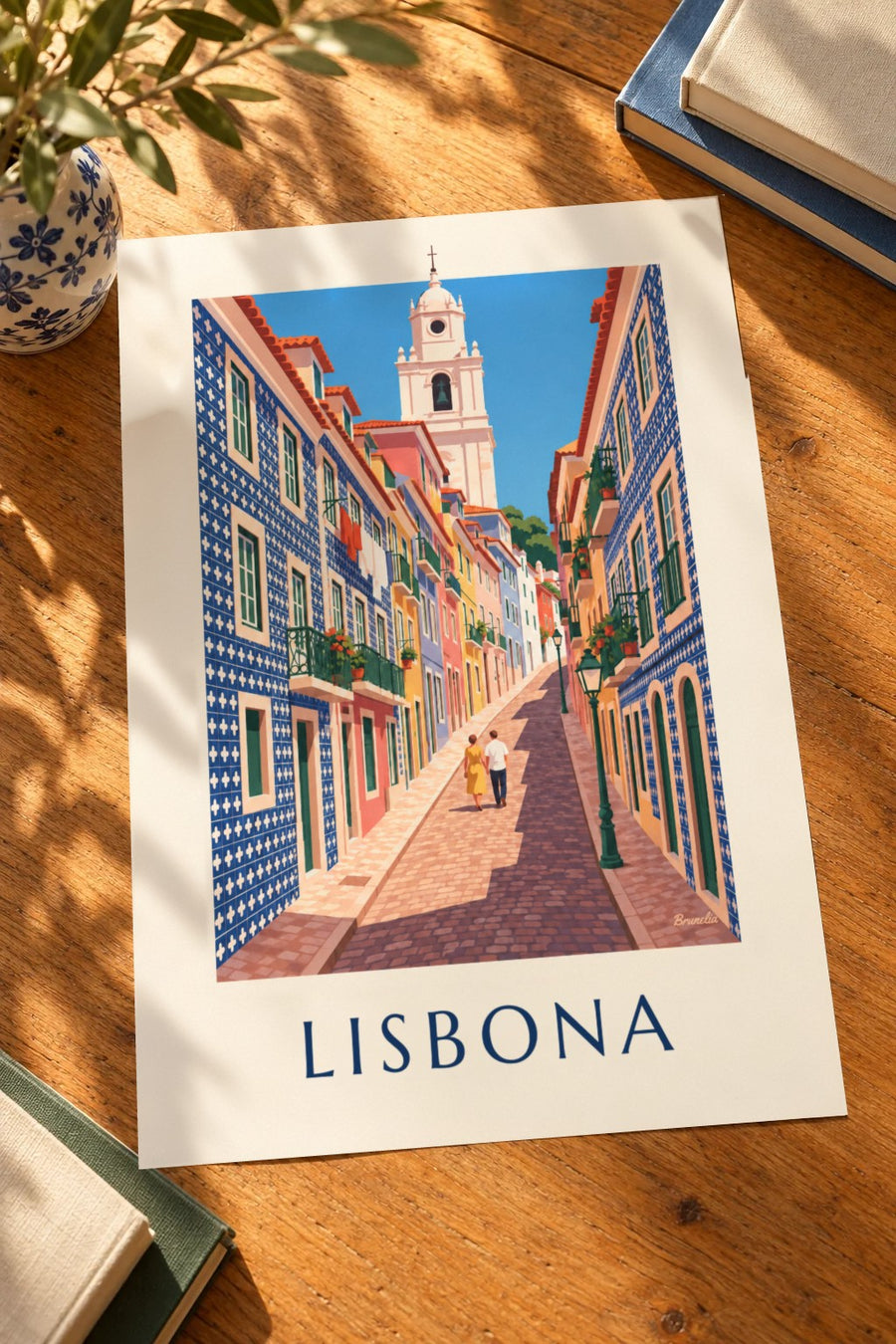 Poster vicolo di Lisbona con facciate di azulejos: appoggiato su un tavolo