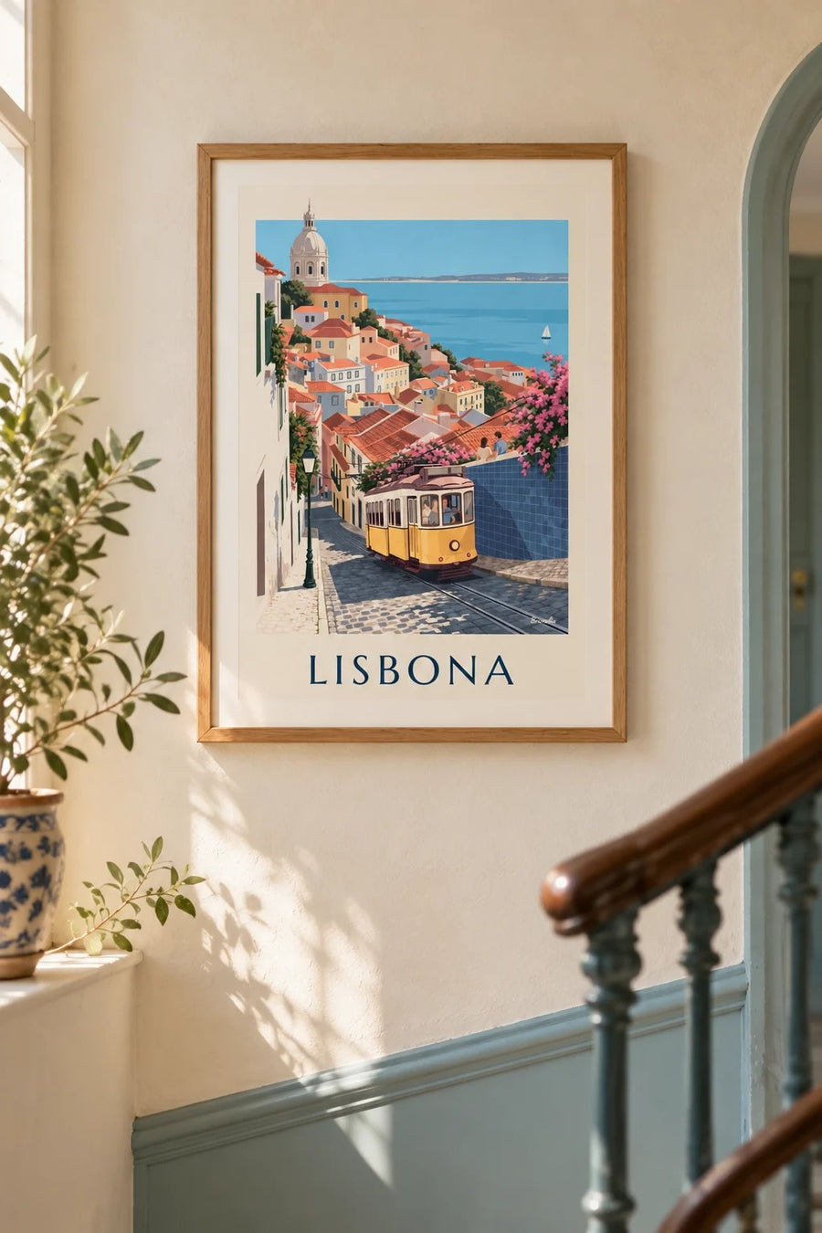 Poster tram giallo in una strada acciottolata di Lisbona di fronte al Tago: piccolo formato A4 incorniciato