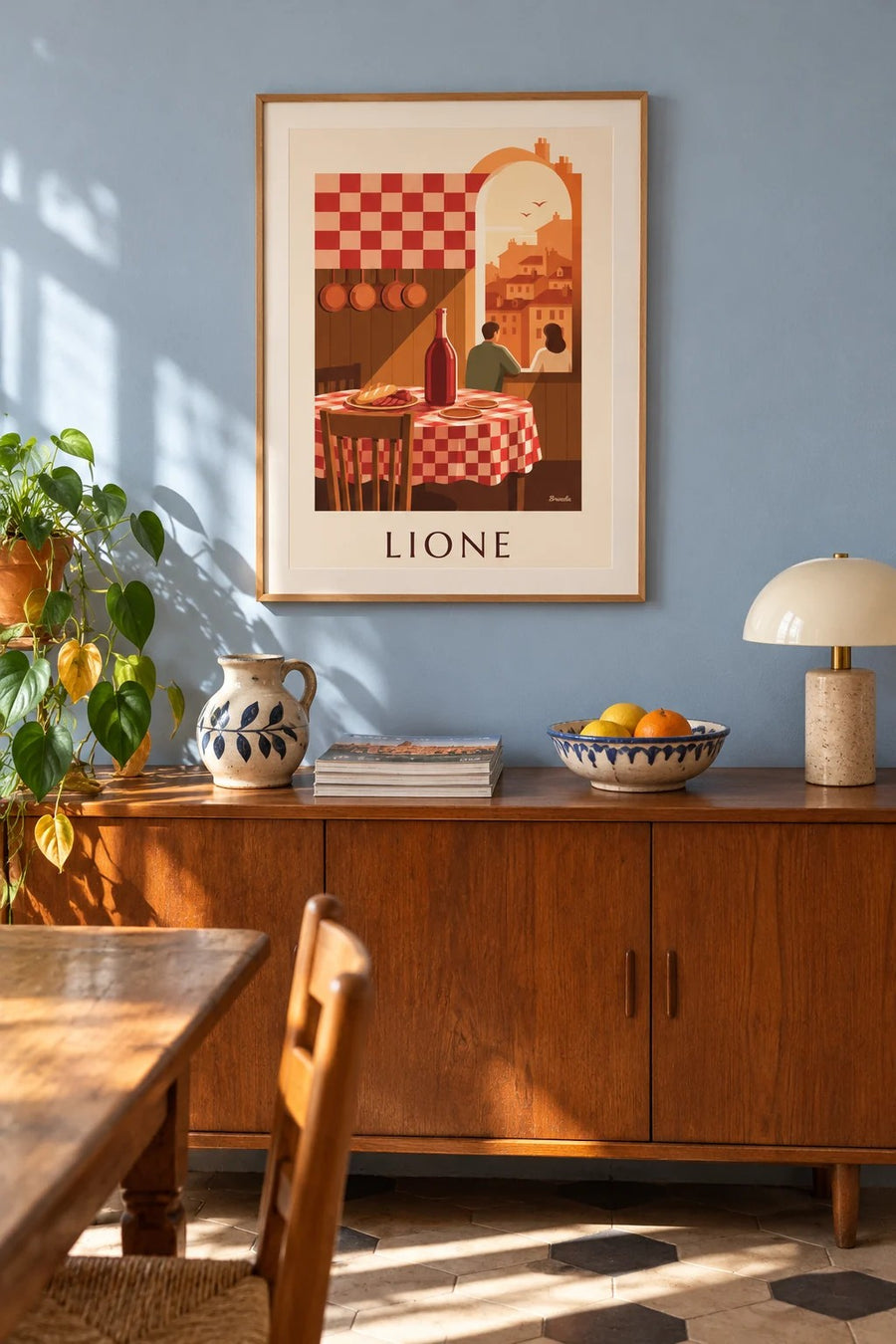Poster bouchon lionese, tovaglia a quadri e caraffa di vino: incorniciato alla parete