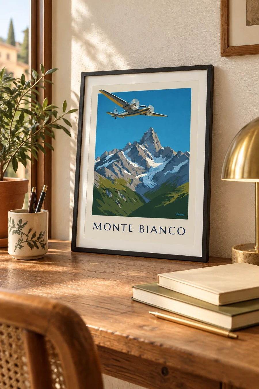 Poster bimotore in volo sul ghiacciaio del massiccio del Monte Bianco: piccolo formato A4 incorniciato