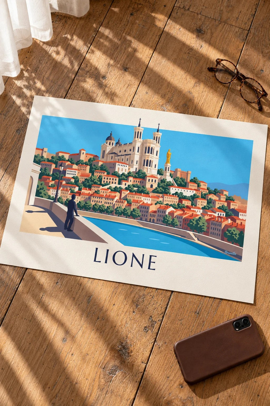 Poster basilica di Fourvière sopra il Vieux Lyon: appoggiato su un tavolo
