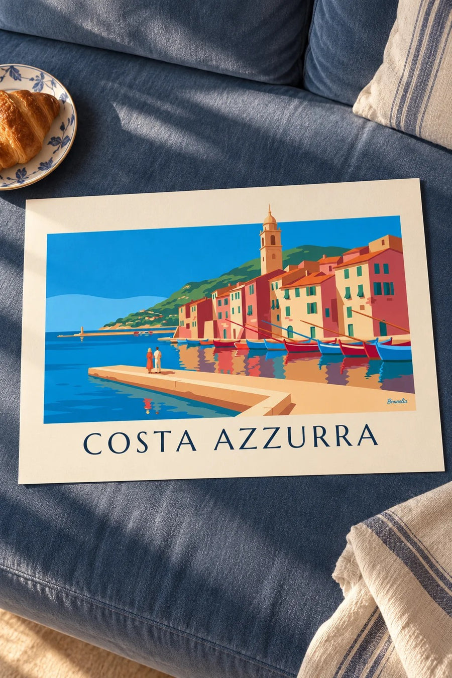 Poster facciate colorate e barche di un porto della Costa Azzurra: appoggiato su un tavolo