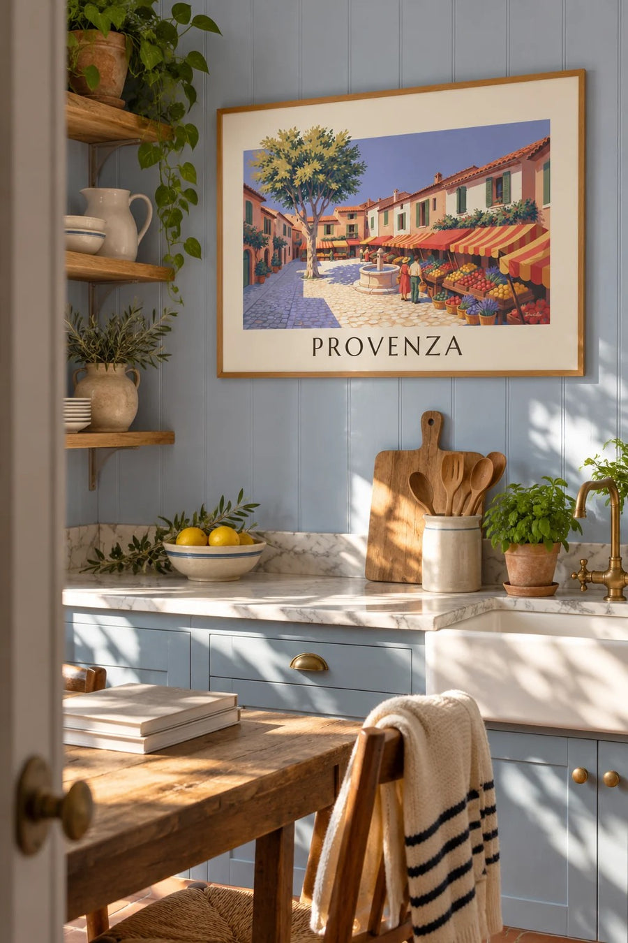 Poster mercato provenzale con banchi di frutta e verdura: incorniciato alla parete