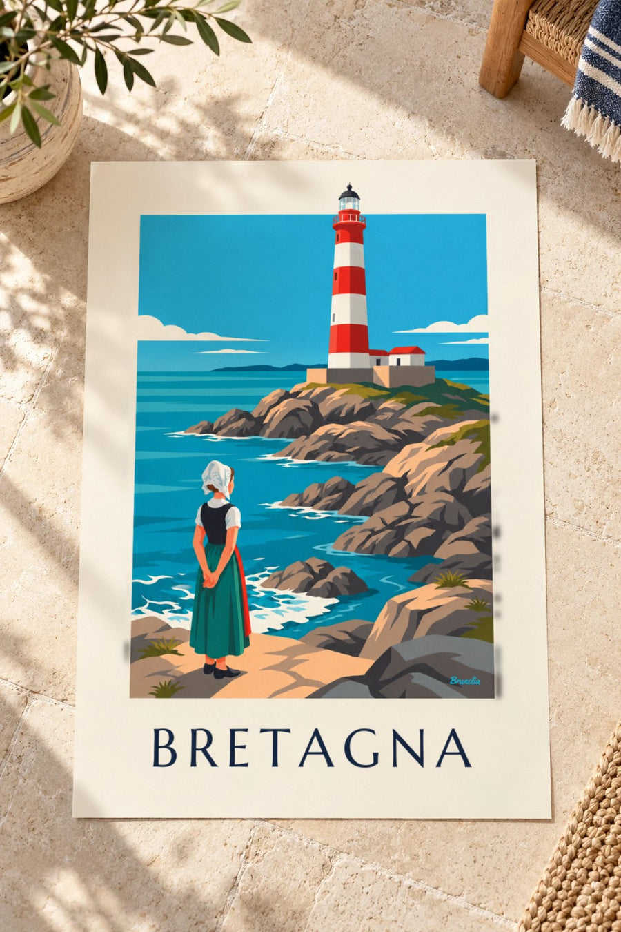 Poster donna con cuffia bretone davanti a un faro rosso e bianco: appoggiato su un tavolo