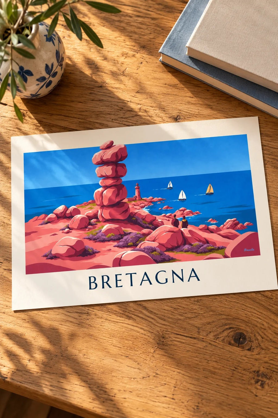 Poster costa di granito rosa, faro e barche a vela in Bretagna: appoggiato su un tavolo