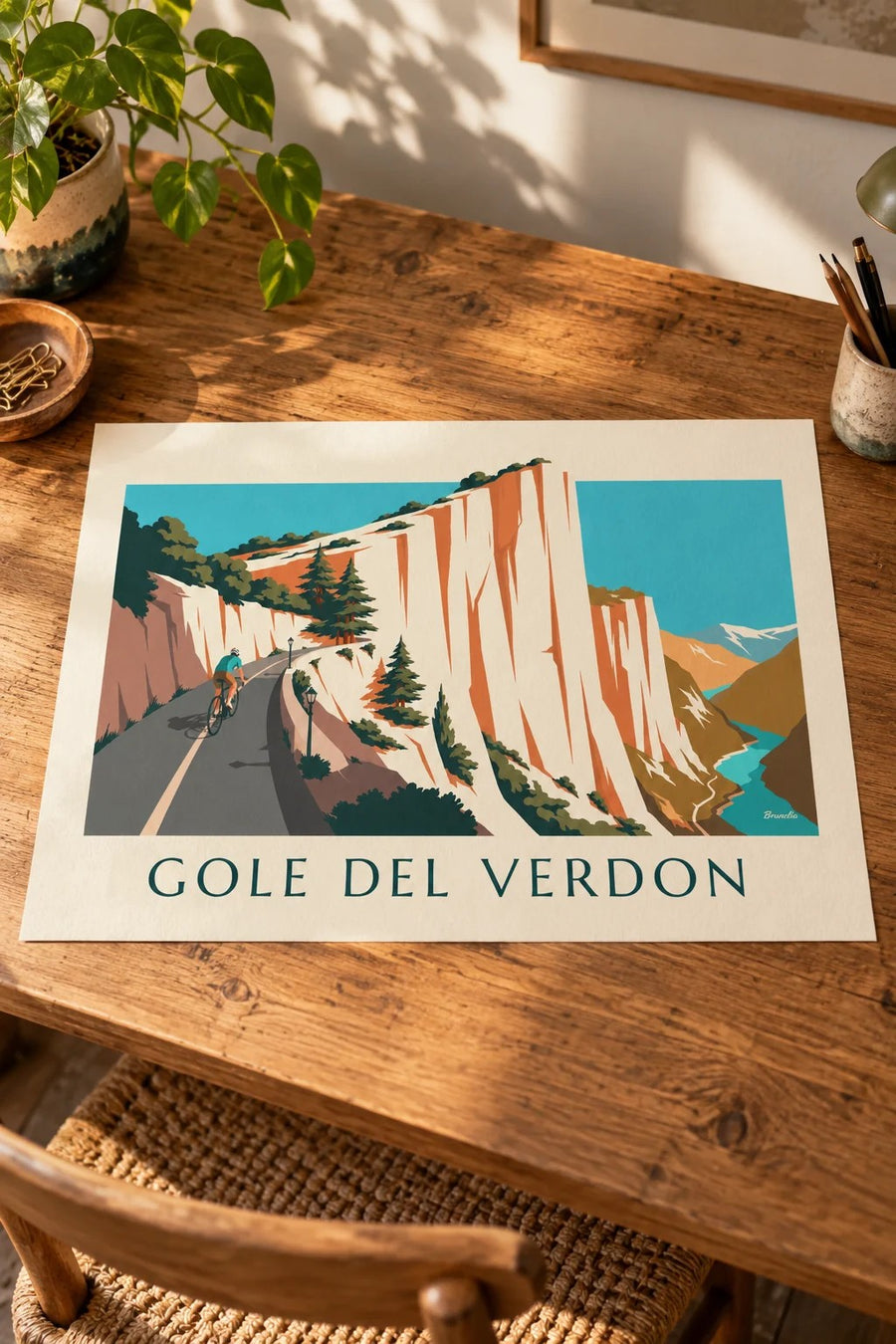 Poster ciclista sulla strada delle Gole del Verdon: appoggiato su un tavolo