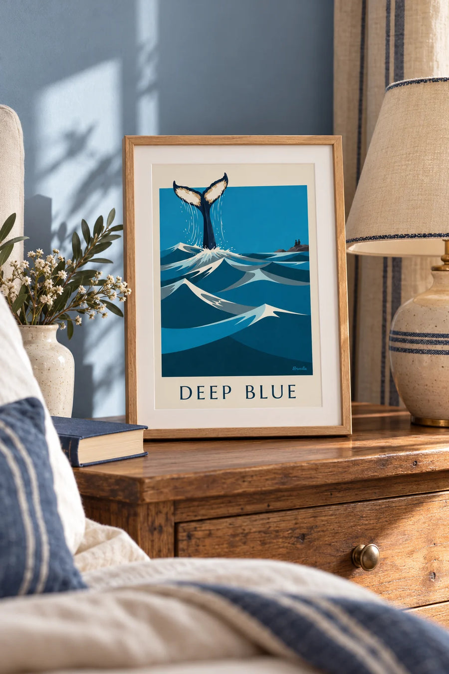 Poster megattera che si immerge nell'oceano con la coda sollevata: piccolo formato A4 con cornice