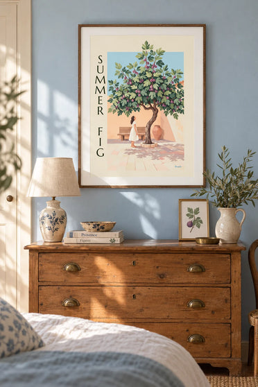 Poster fico carico di fichi viola in un cortile di pietra: incorniciato alla parete