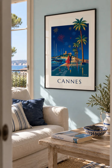 Poster coppia sotto le palme di Cannes in una sera di fuochi d'artificio: incorniciato alla parete