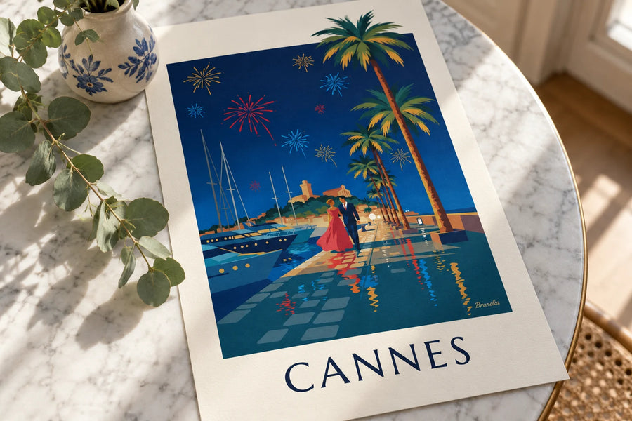 Poster coppia sotto le palme di Cannes in una sera di fuochi d'artificio: appoggiato su un tavolo