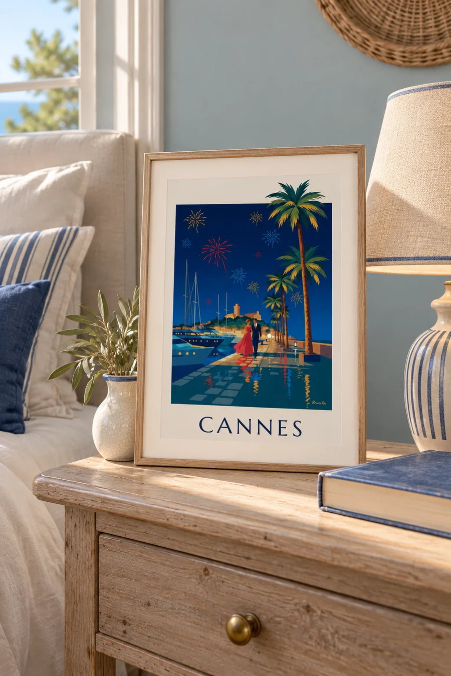Poster coppia sotto le palme di Cannes una sera di fuochi d'artificio: formato piccolo A4 con cornice