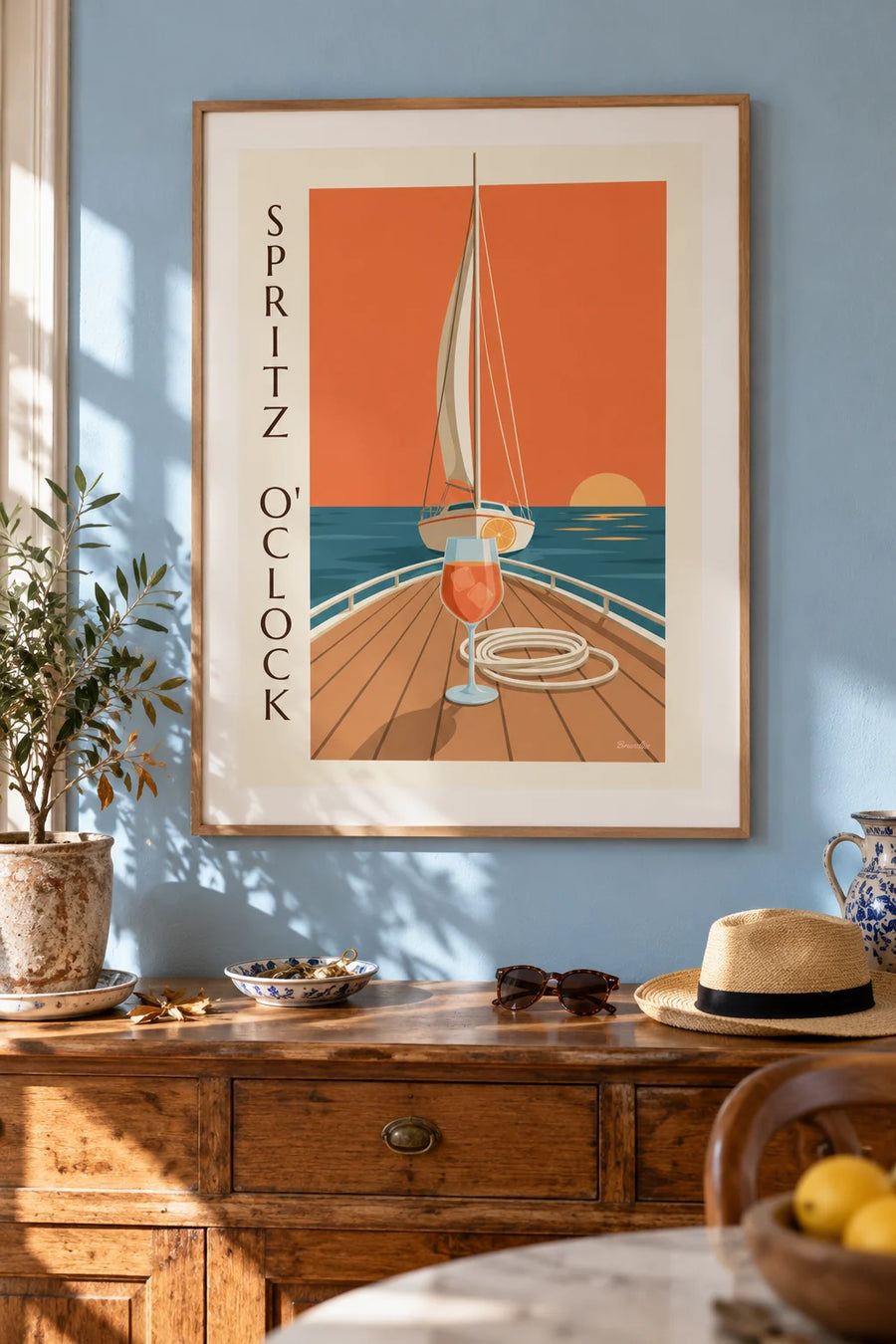 Poster spritz sul ponte di una barca a vela al tramonto: incorniciato a parete