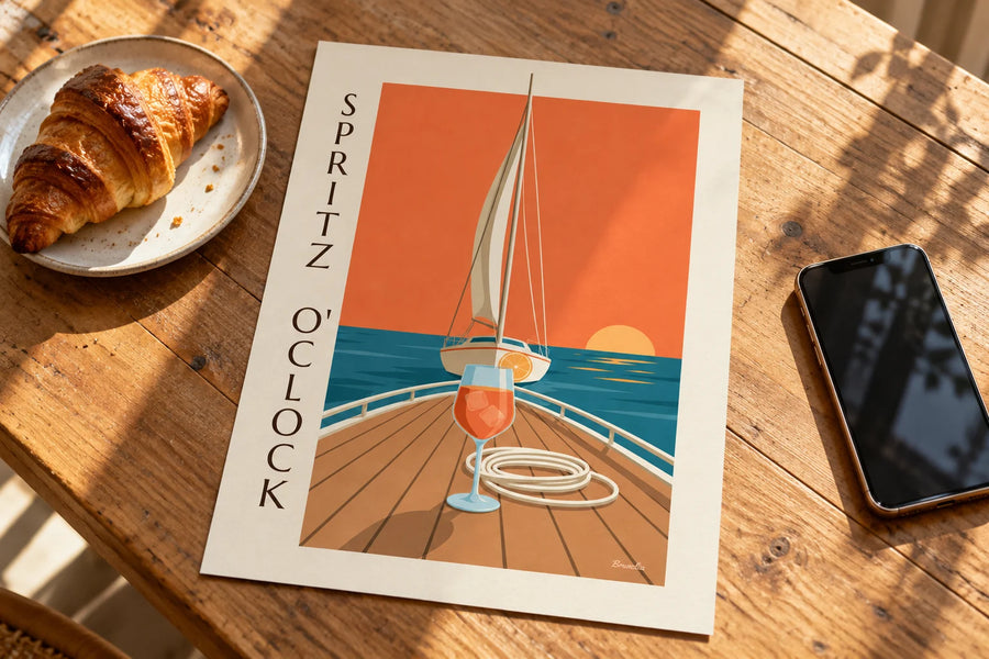 Poster spritz sul ponte di una barca a vela al tramonto: appoggiato su un tavolo