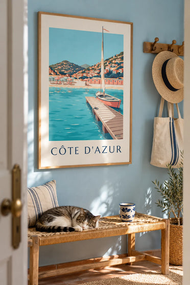 Affiche cabines de plage rayées et ponton sur la Côte d'Azur : encadrée au mur