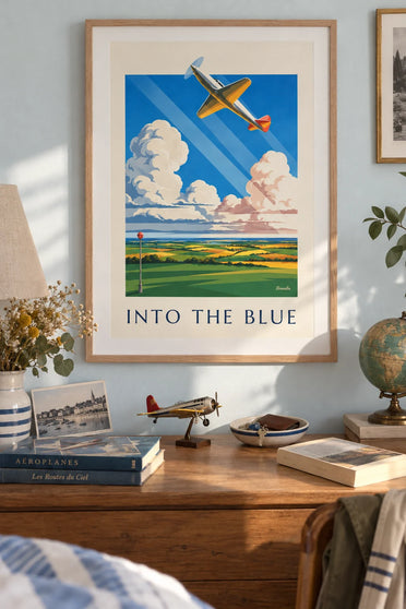 Poster aereo a elica tra le nuvole sopra i campi: incorniciato alla parete