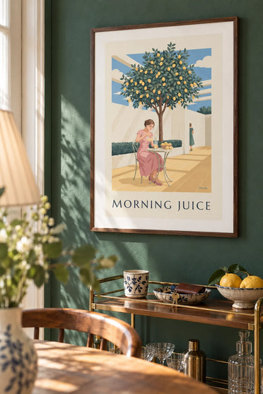 Poster donna che versa del succo di limone sotto un albero di limoni: incorniciato alla parete