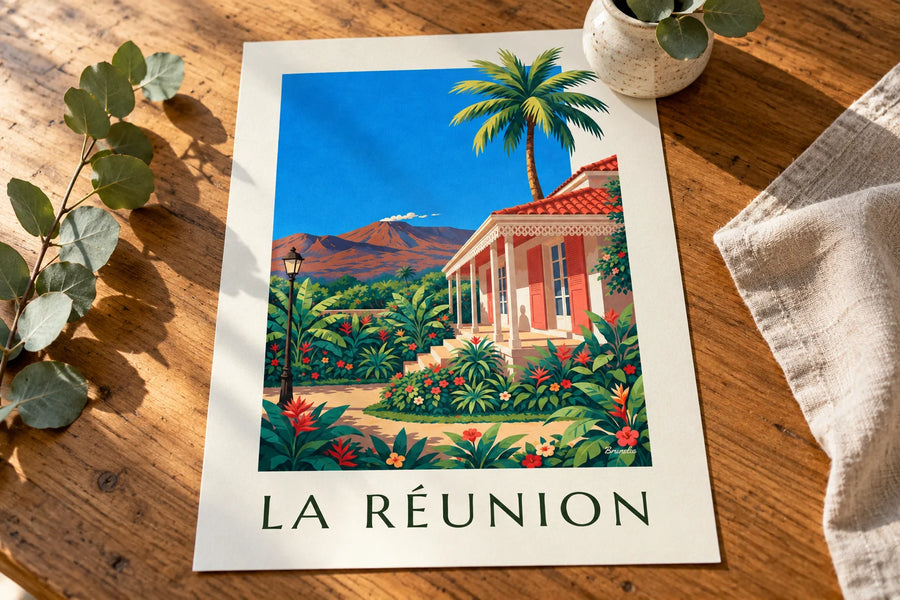 Poster di una casa creola e del Piton de la Fournaise a La Réunion: appoggiato su un tavolo