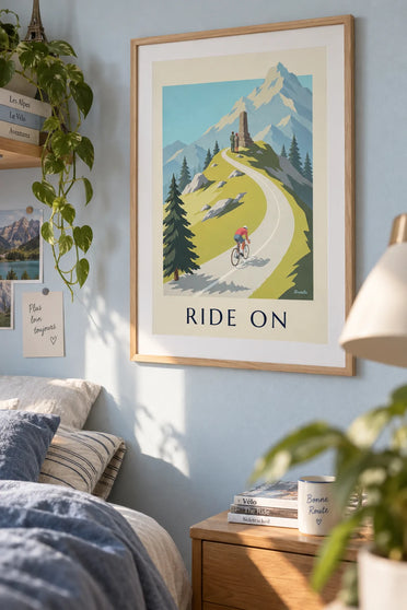 Poster ciclista in salita su un passo di montagna: incorniciato alla parete