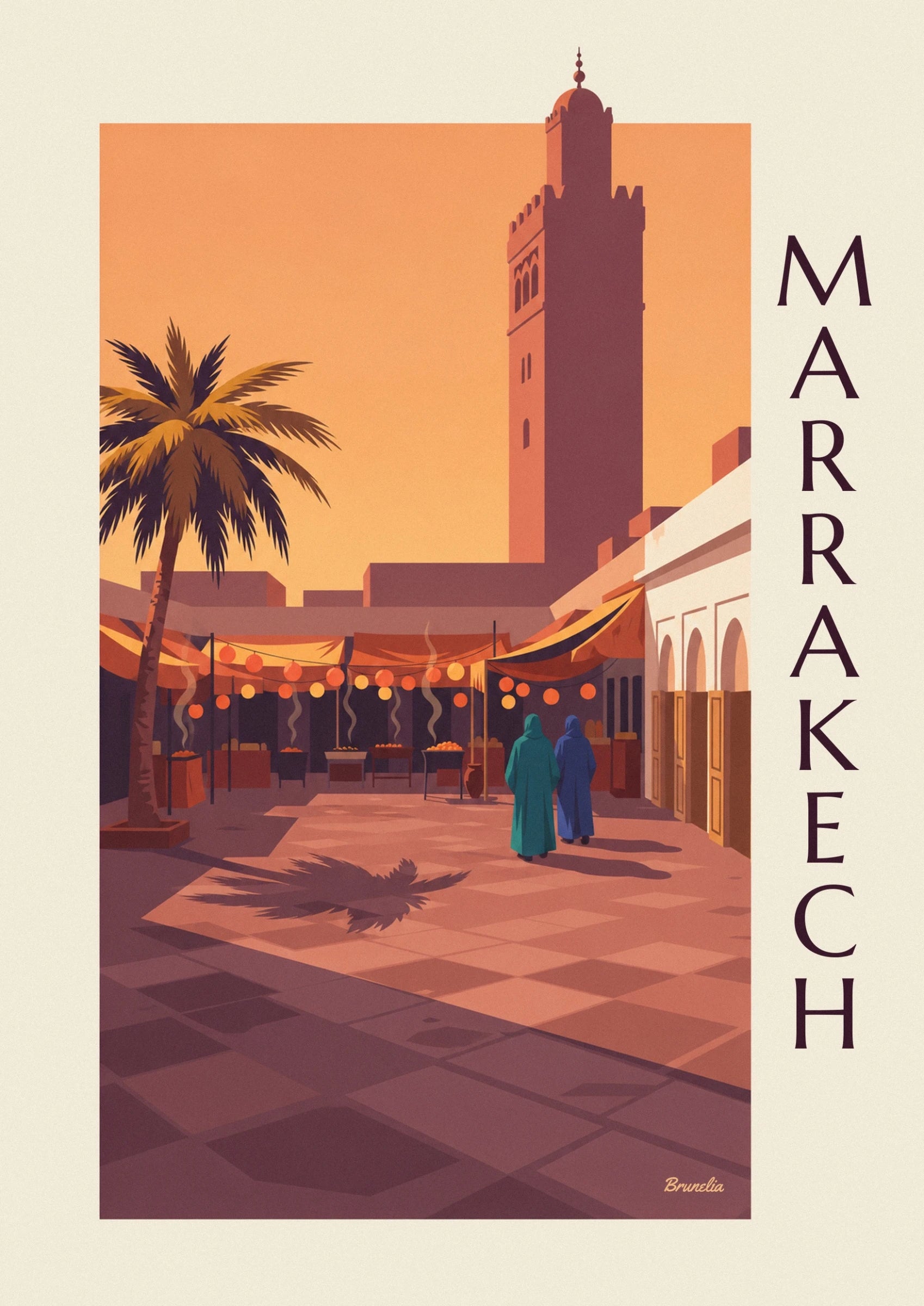 L'alta torre ocra con finestre ad arco contro il cielo arancione di Marrakech