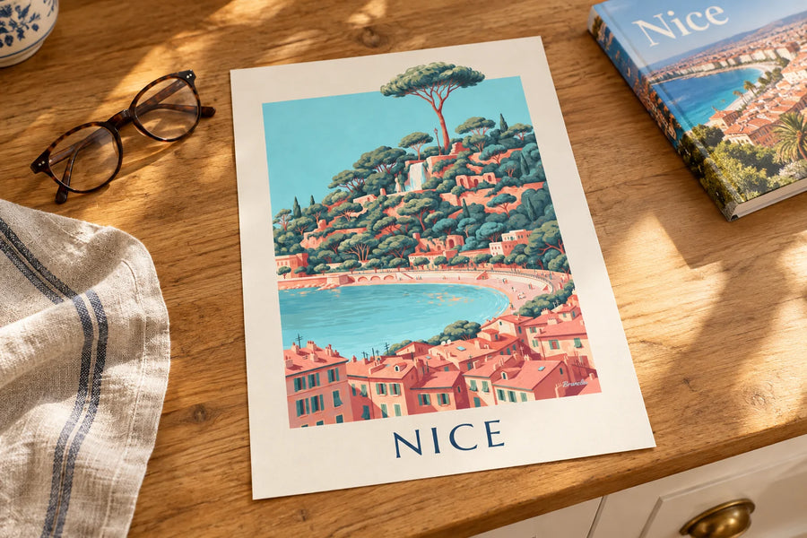 Poster cascata della collina del Castello e Baia degli Angeli a Nizza: appoggiato su un tavolo
