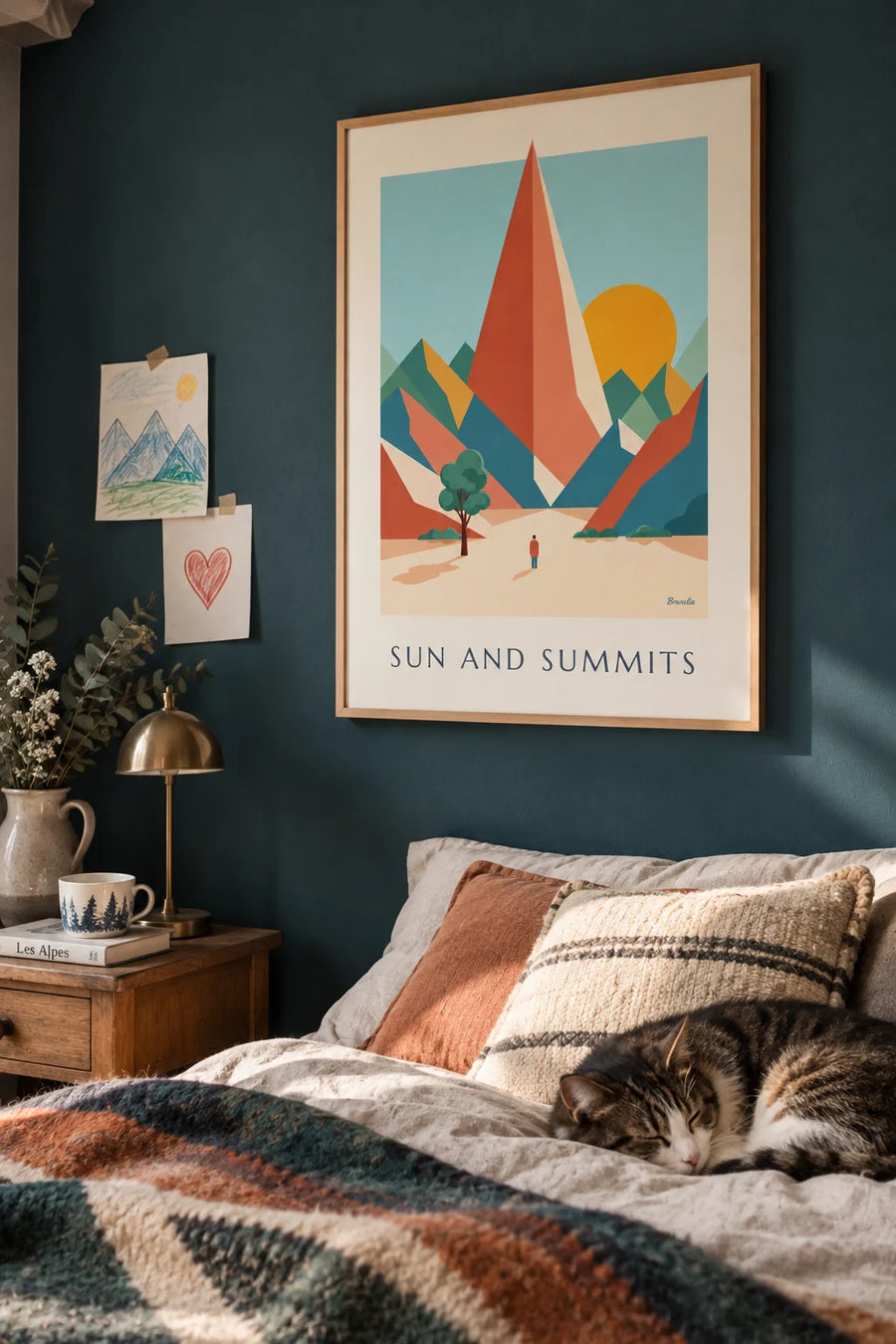 Affiche montagnes géométriques sous un grand soleil rond : encadrée au mur