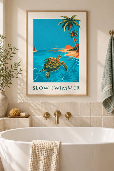 Poster tartaruga marina che nuota in acque turchesi al tramonto: incorniciato alla parete