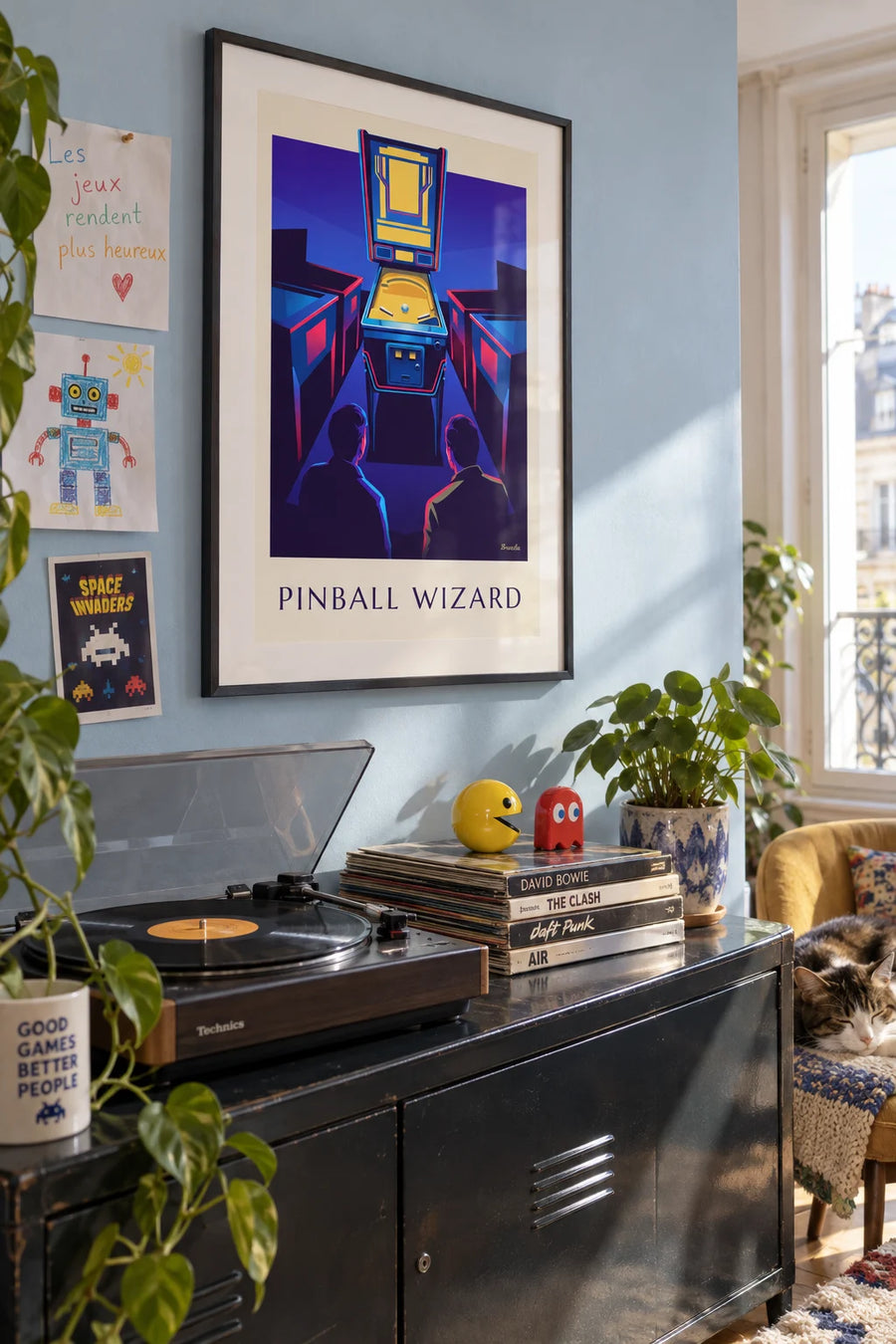 Poster flipper illuminato dai neon in una sala giochi: incorniciato alla parete