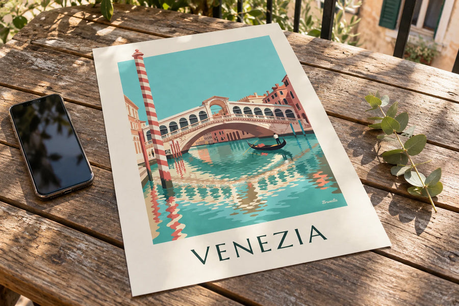Poster con ponte di Rialto e gondola sul Canal Grande a Venezia: appoggiato su un tavolo