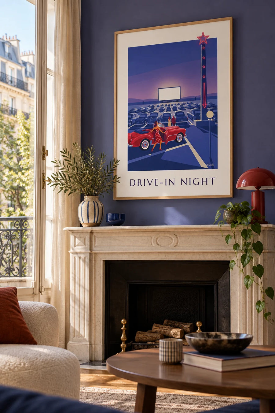 Poster pin-up e cabriolet rossa al cinema all'aperto: con cornice appeso al muro