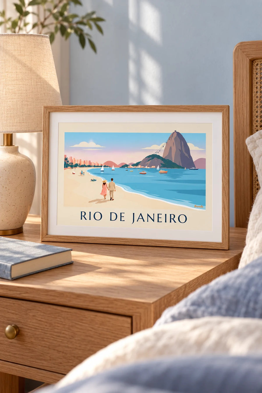 Poster coppia sulla spiaggia di Botafogo di fronte al Pan di Zucchero a Rio: formato piccolo A4 con cornice