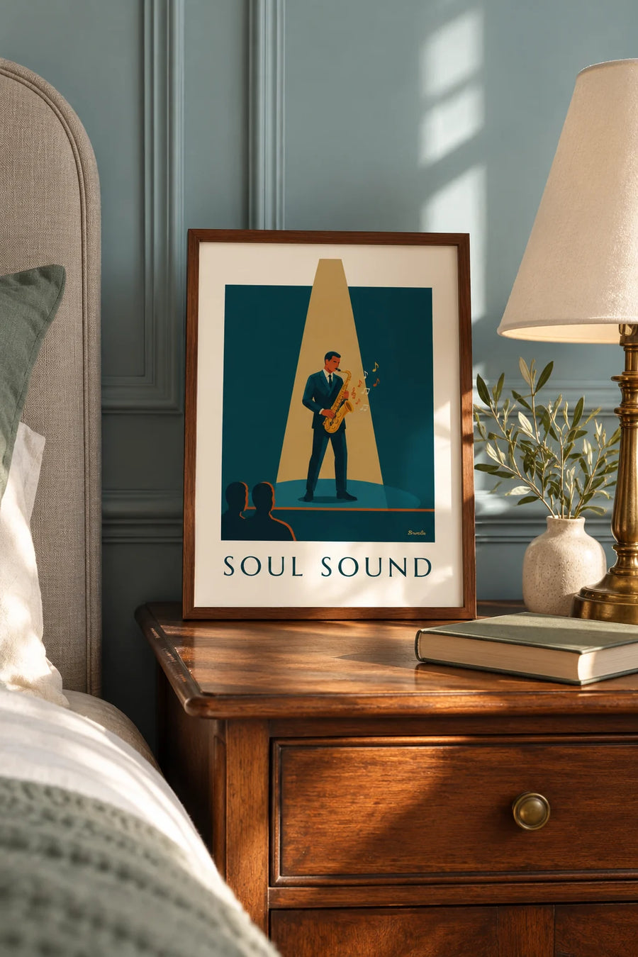 Poster con sassofono dorato sotto un fascio di luce jazz: piccolo formato A4 incorniciato