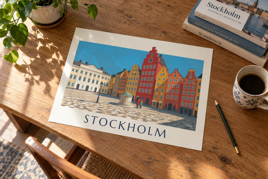 Poster delle facciate colorate di Stortorget a Gamla stan, Stoccolma: appoggiato su un tavolo