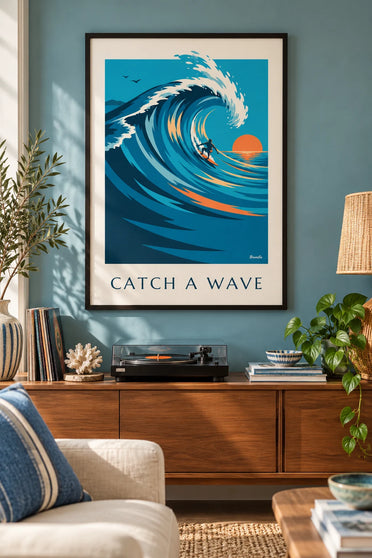 Poster surfista in sella a una grande onda al tramonto: incorniciato alla parete