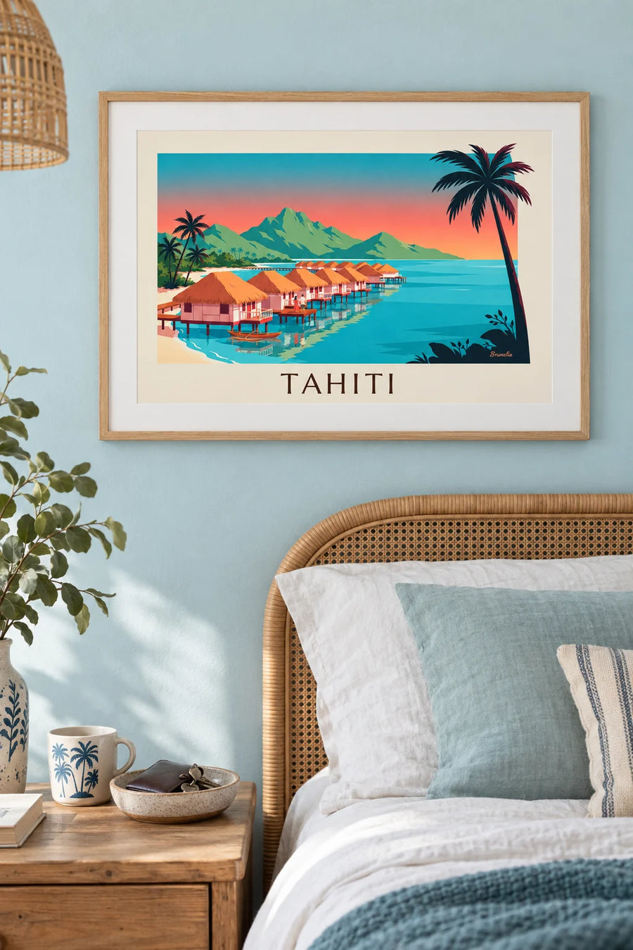 Poster bungalow su palafitte di Tahiti al tramonto: incorniciato alla parete