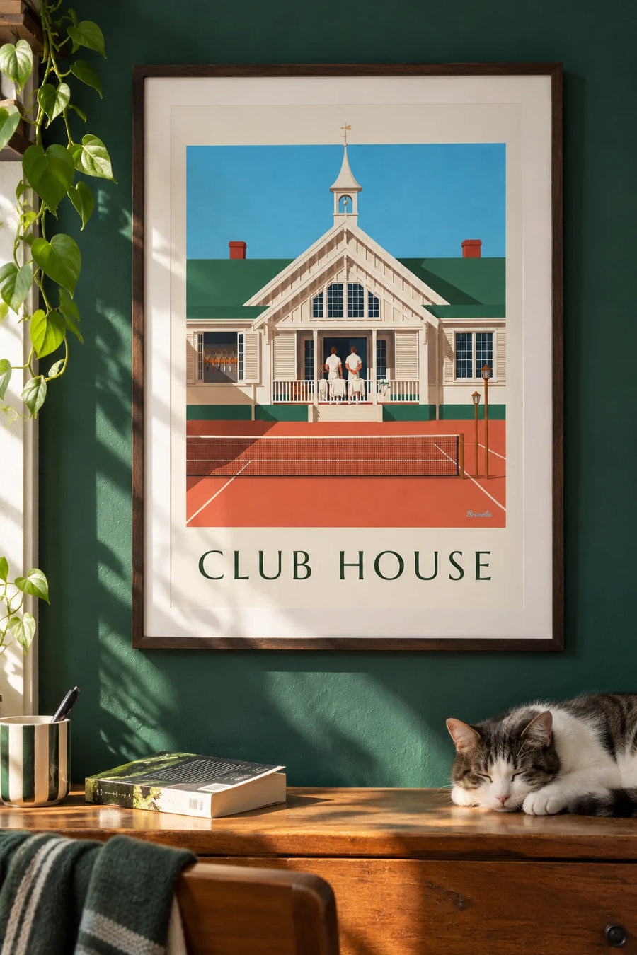 Affiche vestiaire de club de tennis et raquettes en bois : encadrée au mur