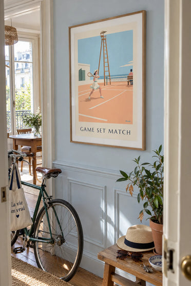 Affiche joueuse de tennis en chapeau et robe cintrée : encadrée au mur
