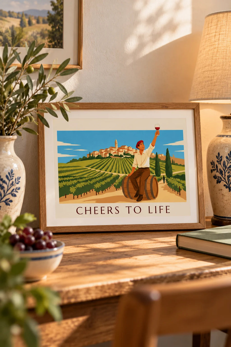 Poster con uomo seduto su una botte di vino con il bicchiere alzato: piccolo formato A4 incorniciato