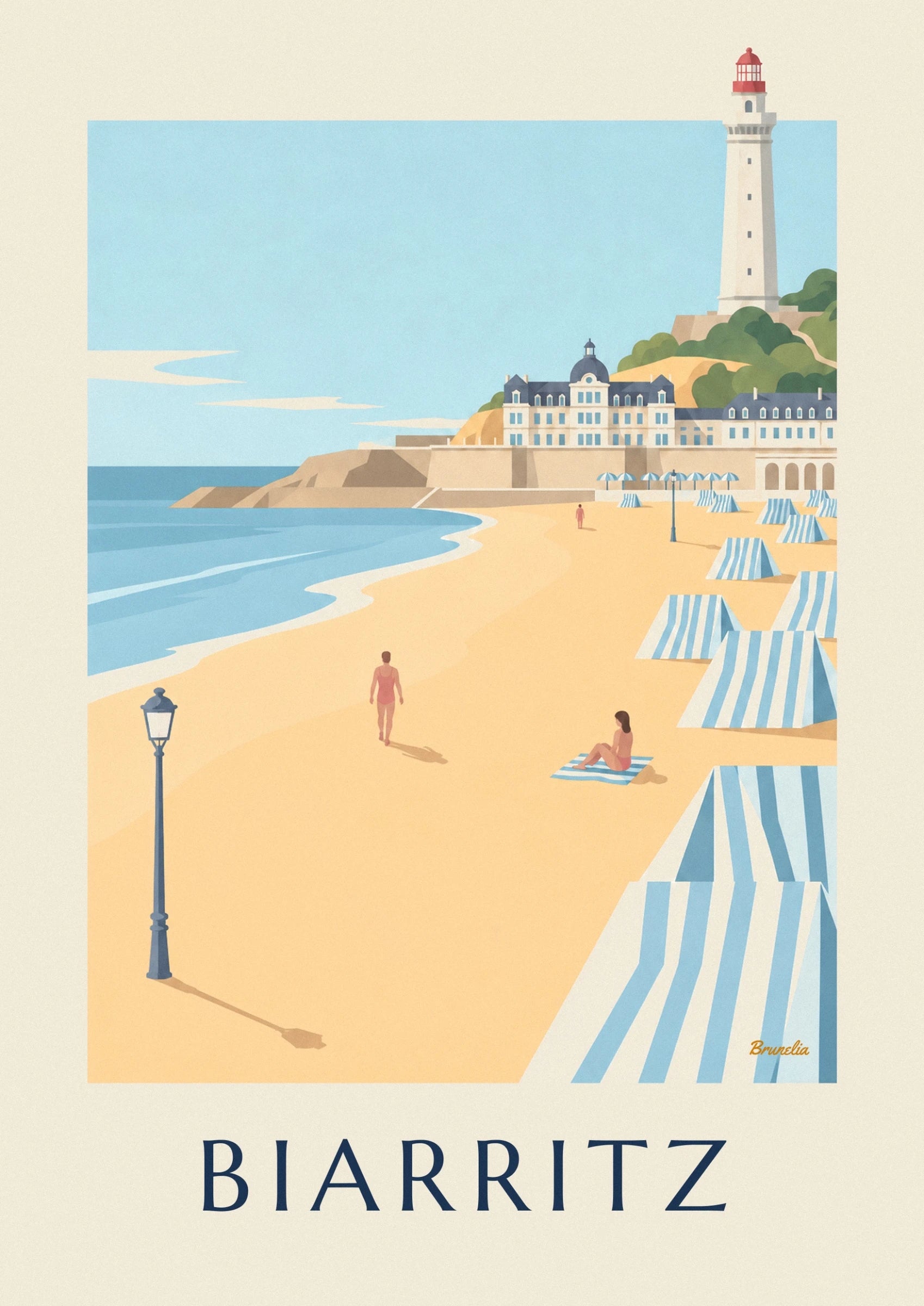 L'Hôtel du Palais aux toits d'ardoise face à la plage, avec le phare et la colline verte