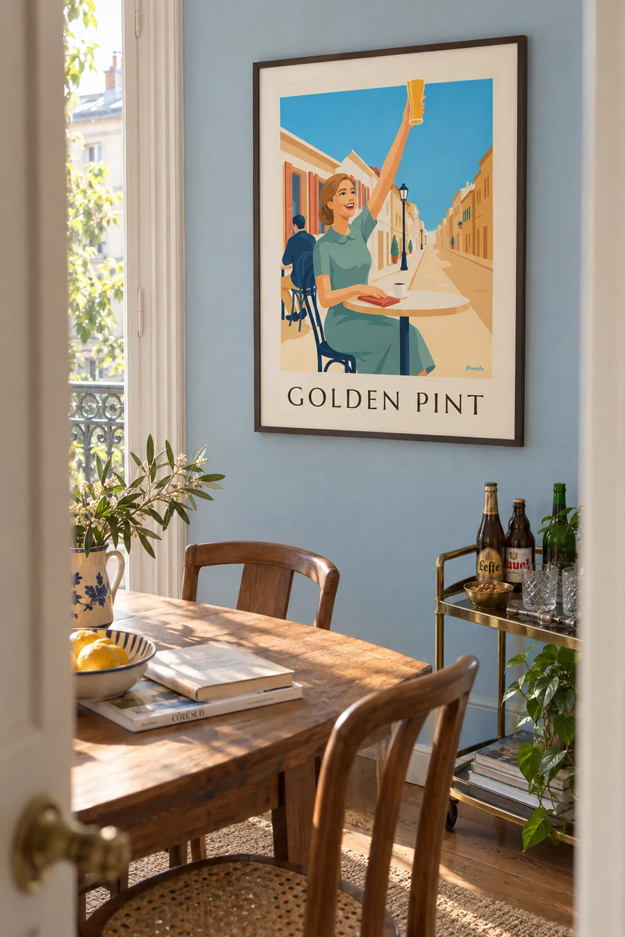 Poster donna sorridente che alza un bicchiere di birra su una terrazza: con cornice appeso al muro
