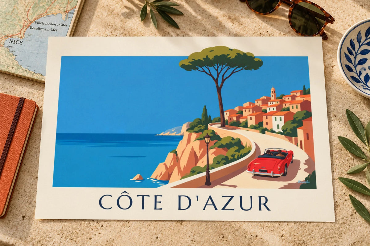 Affiche cabriolet rouge sur la corniche de la Côte d'Azur : posée sur une table