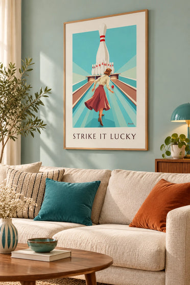 Poster pin-up che lancia una palla da bowling: incorniciato alla parete