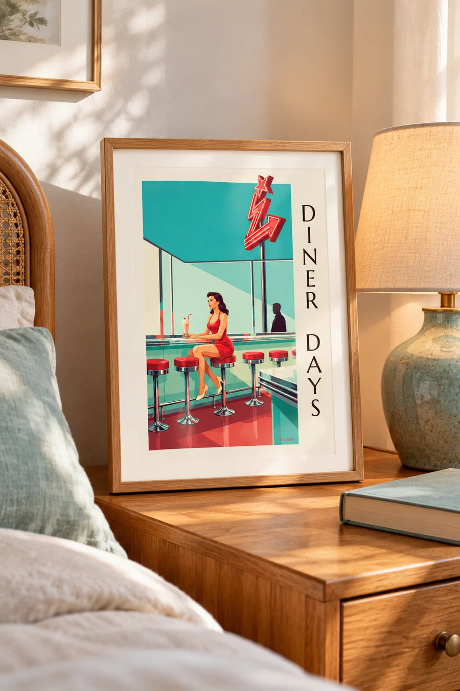 Poster di pin-up al bancone di un diner americano: formato piccolo A4 incorniciato